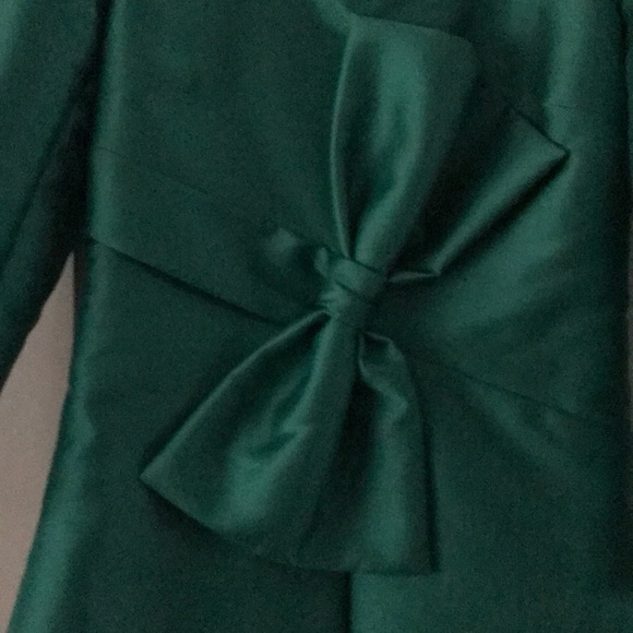 This green dress is in perfect condition. - Picture 2 of 6